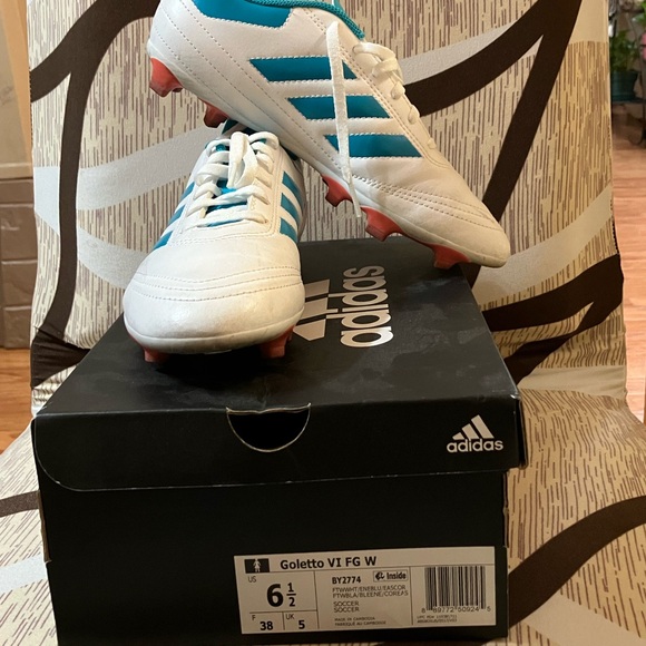 Girls soccer cleats - Picture 3 of 3